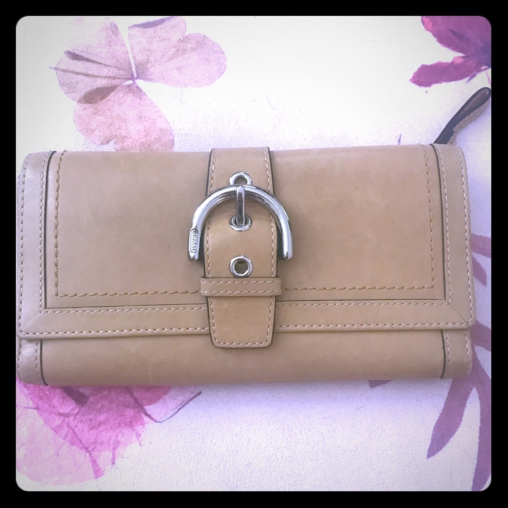 Coach beige leather wallet ❤️❤️